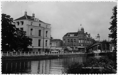 103108 Kanaaldijk N.W., gezien vanuit de kasteeltuin in de richting Steenweg. Rechts de Veestraatbrug en de ...