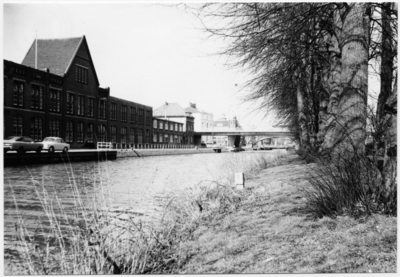 103112 Kanaaldijk N.W., gezien vanuit de kasteeltuin. Links de Koninklijke Nederlandse Machinefabriek v/h E.H. ...