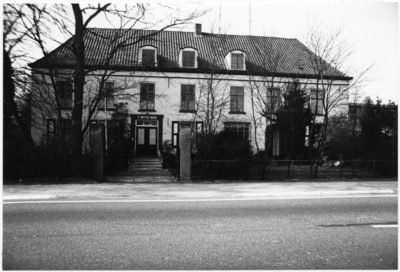 103153 Kanaaldijk N.W. 22 t/m 24. Links 't Witte Huis, rechts Karelstein, 1983