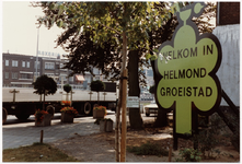 103154 Bord Helmond-Groeistad bij bloemsierkunst Valentijn, Kanaaldijk N.W. 49, gezien in de richting Havenweg, 1978 - 1988