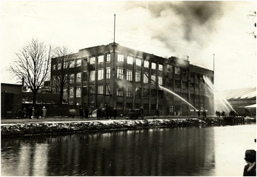 103210 Kanaaldijk N.W. 29. Brand in het kantoor en de magazijnen van Carp's garenfabrieken. Uiterst rechts het dak van ...