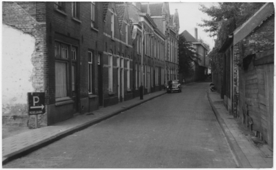 103222 Kamstraat, gezien richting Veestraat. Het gebouw bij de auto is het St. Vincentiusgebouw, gesloopt 1970, rechts ...