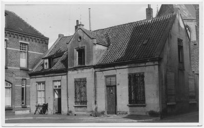 103229 Kamstraat, het spuithuis, gesloopt in oktober 1963. Dit stond aan de rechterzijde, gezien vanaf 'De Wiel' in de ...