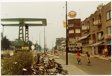 103274 Kasteellaan, gezien in de richting Kanaaldijk N.O.. Links de Veestraatbrug. Rechts winkelpanden aan de ...