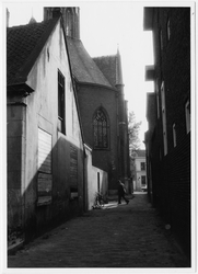 103448 Kerkpaadje, gezien vanaf De Wiel, in de richting van de Kerkstraat. Links de dichtgetimmerde zijgevel van het ...