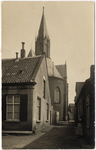 103451 Kerkpaadje, gezien vanuit de Kamstraat (nu De Wiel) in de richting van de Kerkstraat. Links het brandspuithuis, ...