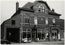 103569 Kromme Steenweg 21 t/m 23, gezien in de richting 'Steenweg'. Links het voormalige café van Luijben, dat op het ...