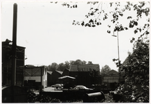 103576 Fabrieksterrein van Begemann, gezien vanaf de oprit naar Kasteel-Traverse aan de Kromme Steenweg. Op de ...
