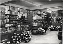 103584 Kromme Steenweg 37. Winkelinterieur van de firma P.H. van Mierlo en Zn. , bij gelegenheid van de heropening, 1953