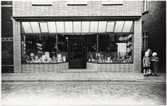 103585 Kromme Steenweg 37. Exterieur winkel van de firma P.H. van Mierlo en Zn. bij gelegenheid van de heropening, 1953