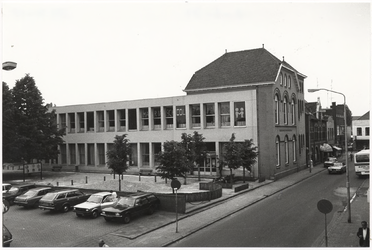 103586 Kromme Steenweg. Mariaschool gezien vanaf de 'Kasteel-Traverse' in de richting van de Steenweg, 08-06-1983