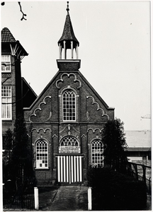 103599 Kromme Steenweg. Voormalig gereformeerd kerkje, tijdelijk gebruikt door schildersbedrijf Van de Heuvel-van Ros. ...