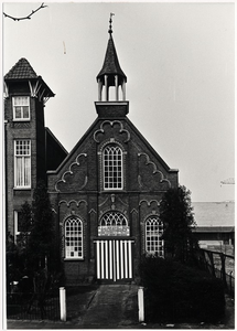 103600 Kromme Steenweg. Voormalig gereformeerd kerkje, tijdelijk gebruikt door schildersbedrijf Van de Heuvel-van Ros. ...