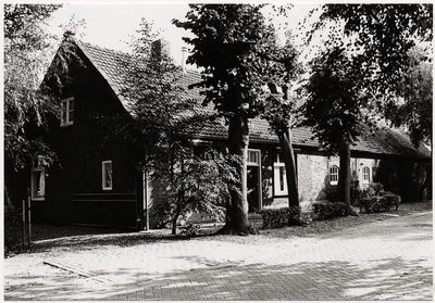 103612 Krommeweg 11. Boerderij, gelegen in het gedeelte van de weg tussen 'Hazelaar' en 'Egelantier', 06-09-1983