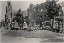 103648 Kerkstraat, gezien vanuit de richting van 'De Wiel' in de richting van de Markt. Links van het midden de kerk ...