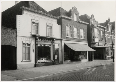 103669 Kerkstraat, gezien vanuit de richting van de 'Markt'. Van links naar rechts slagerij Stevens, Wijnen-Relou, Van ...