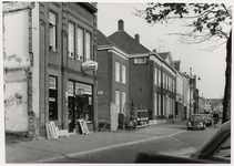 103671 Kerkstraat, gezien vanuit de richting van 'De Wiel' in de richting van de Markt. Links het pand van de firma ...
