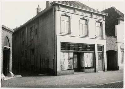 103674 Kerkstraat, gezien vanuit de richting van de 'Markt'. Centraal op de foto nummer 52, het leegstaande pand van ...