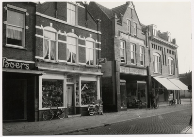 103675 Kerkstraat, gezien vanuit de richting van de 'Markt'. Van links naar rechts een gedeelte van J. v. ...