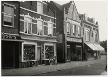 103675 Kerkstraat, gezien vanuit de richting van de 'Markt'. Van links naar rechts een gedeelte van J. v. ...