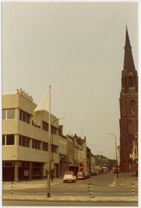 103698 Kerkstraat, gezien vanuit de richting van 'De Wiel' in de richting van de Markt. Op de voorgrond van links naar ...