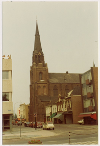 103699 Kerkstraat, gezien vanaf de Kasteel-Traverse in de richting van de Markt. Links een gedeelte van het ...
