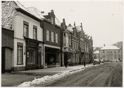 103716 Kerkstraat, gezien vanuit de richting van de 'Markt' in de richting van 'De Wiel'. Van links naar rechts: slager ...