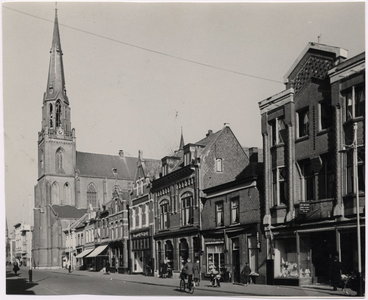 103719 Kerkstraat, gezien vanaf de hoogte van 'De Wiel' in de richting van de Markt. Vanaf de kerk Sint Lambertus: ...