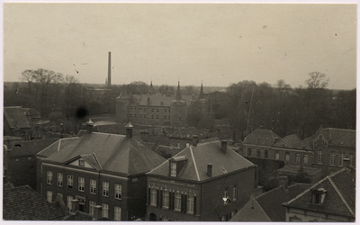 103736 Panorama van de westelijke wand van de Kerkstraat op de voorgrond als de Kamstraat daarachter. Centraal staan de ...