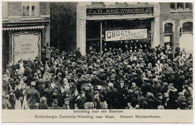 103758 Reclame voor G. Kreijmborg. Pand aan de Kerkstraat met daarvoor een mensenmassa die op de uitverkoop afkomt, 1908