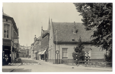 103772 Kerkstraat, gezien vanaf de hoek met Beugelsplein (rechts) / Donkerpoort (links) in de richting van de 'Markt'. ...