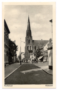 103780 Kerkstraat, gezien in de richting Markt vanaf de hoek met 'De Wiel'. Rechts vooraan een gedeelte van het ...