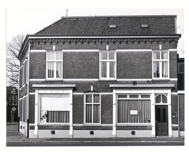 103785 Kerkstraat / hoek De Wiel (links). Voormalig pand van slagerij Helsper. Gebouwd circa 1900. Op de achtergrond ...