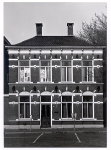 103786 Kerkstraat 17. In 1895 door J. Swinkels. Rechts van het pand het Kerkpaadje. Tussen 1940 tot 1980 eigendom van ...