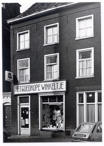 103791 Kerkstraat 49. Gebouwd in 1873 als fabriek en tabakskerverij voor de gebroeders J. en N. van Griensven. Tussen ...
