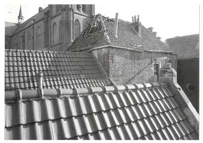 103799 Kerkstraat, gezien vanaf de daken van de huizen aan de zuidzijde van de Markt. Het huis met het kapotte dak is ...