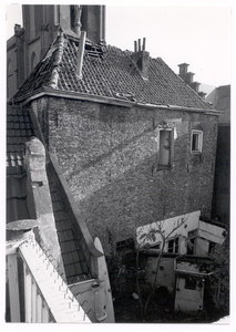 103800 Achterzijde Kerkstraat 49, gezien vanaf de daken van de huizen aan de zuidzijde van de Markt, 27-10-1986