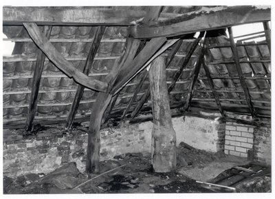 103803 Zolder Kerkstraat 49. De balken die het dak dragen zijn waarschijnlijk ouder dan het pand, dat uit circa 1870 ...