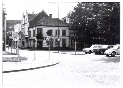 103814 Kerkstraat / hoek De Wiel, gezien vanaf de oprit naar de 'Kasteel-Traverse'. De auto's staan op het ...