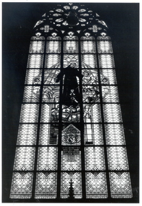 103889 Kerkstraat. Interieur kerk Sint Lambertus. Gebrandschilderd raam: De Heilige Antonius van Padua. Het raam is in ...