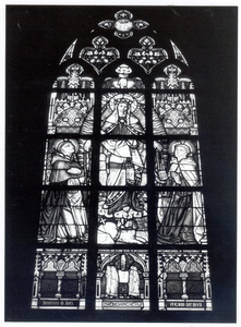 103890 Kerkstraat. Interieur kerk Sint Lambertus. Gebrandschilderd raam: De Heilige Maria schenkt aan de Heilige ...