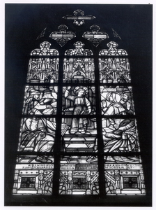 103891 Kerkstraat. Interieur kerk Sint Lambertus. Gebrandschilderd raam: Jezus onderwijst in de tempel. Het raam is ...