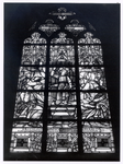103891 Kerkstraat. Interieur kerk Sint Lambertus. Gebrandschilderd raam: Jezus onderwijst in de tempel. Het raam is ...