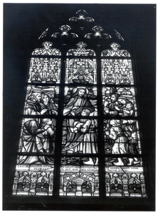 103892 Kerkstraat. Interieur kerk Sint Lambertus. Gebrandschilderd raam: Laat de kinderen tot mij komen. Het raam is ...