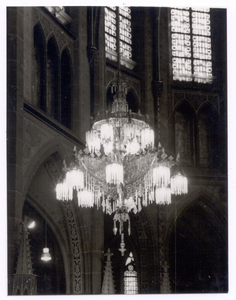103895 Kerkstraat. Interieur kerk Sint Lambertus. Gaskroon. Vervaardigd door L. Hezemans, 1884. Koper, 215 cm hoog. ...