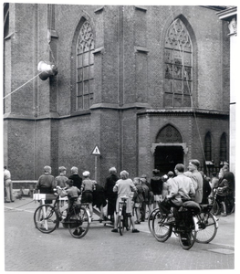 103899 Kerkstraat. Kerk Sint Lambertus. In de Tweede Wereldoorlog werden de meeste klokken van het carillon in beslag ...