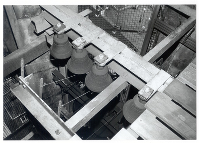 103907 Kerkstraat. Interieur kerk Sint Lambertus. Klokkencarillon. Klein carillon in de klokkentoren, even voordat ze ...