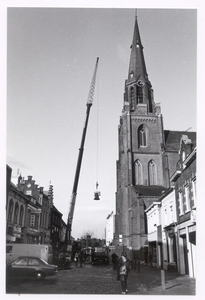 103915 Kerkstraat. Kerk Sint Lambertus. De op een na grootste luidklok (Matheus) wordt met een hijskraan naar beneden ...