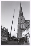 103915 Kerkstraat. Kerk Sint Lambertus. De op een na grootste luidklok (Matheus) wordt met een hijskraan naar beneden ...