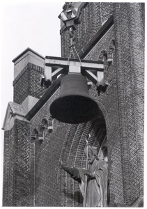 103922 Kerkstraat. Kerk Sint Lambertus. De op een na grootste luidklok (Matheus) wordt uit de toren getakeld. Daarna ...